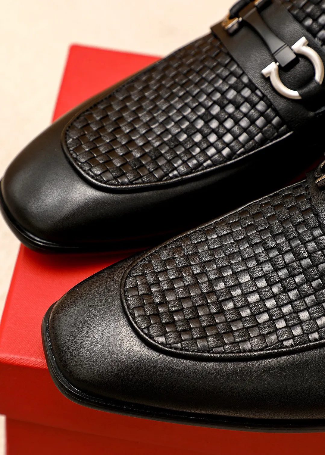 Men's shoes 💰442 💐 Product trademark: Ferragamo "Ferragamo" casual leather shoes Regular size: 38-44 (45.46🉑️customized) Product materials: Selected imported first-layer calfskin embossed upper + original hardware buckle, imported water-dyed cow leather lining. Strong three-dimensional visual effect, combined outsole Color: 1⃣️color optional